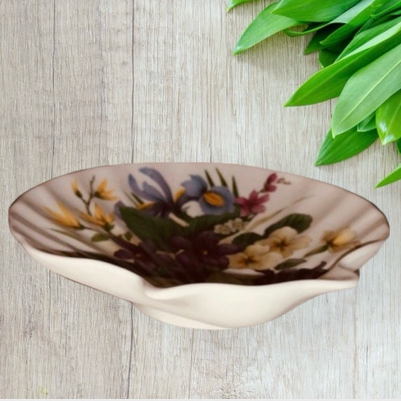 Vintage ROYAL STAFFORD Fine Bone China Floral Shell Dish made for VictoriaSecret - Picture 2 of 3